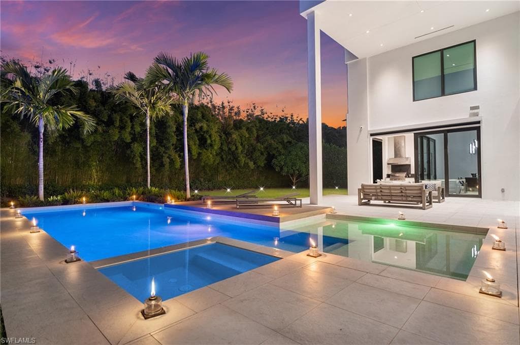 641 Starboard Dr, Naples, FL 34103-2