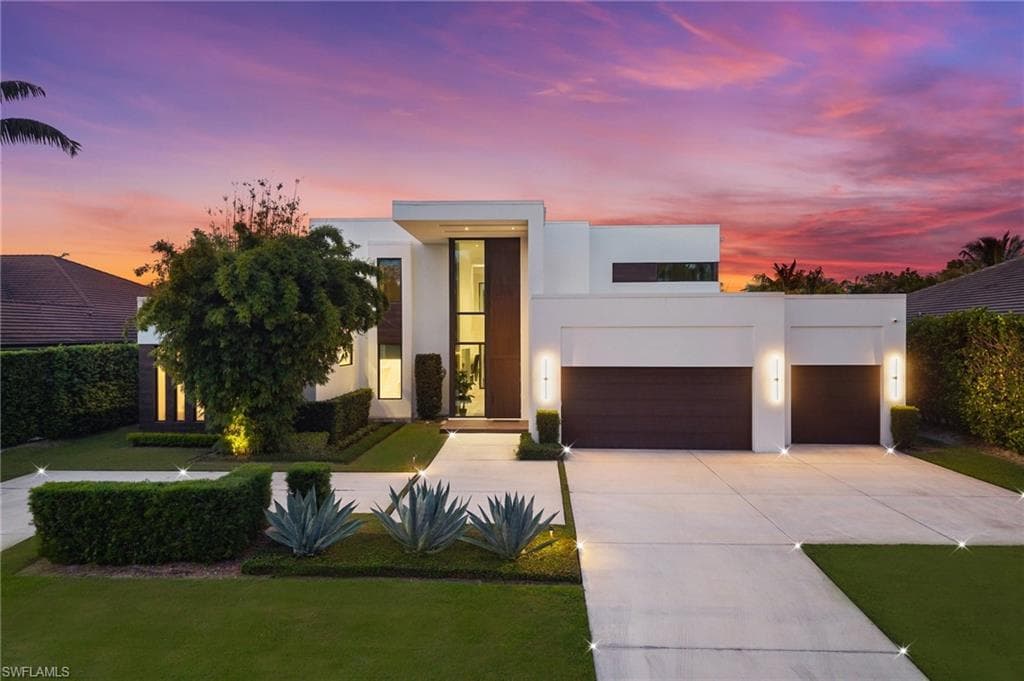 641 Starboard Dr, Naples, FL 34103-3