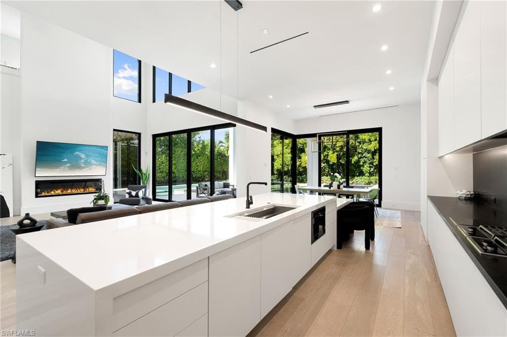 641 Starboard Dr, Naples, FL 34103-6