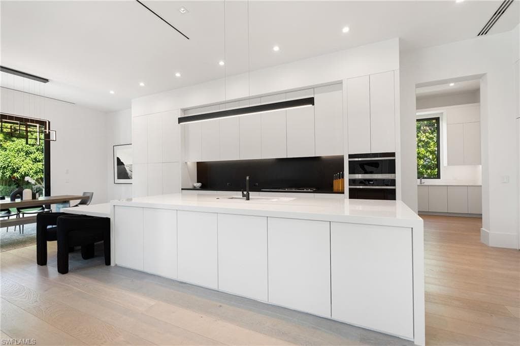 641 Starboard Dr, Naples, FL 34103-7