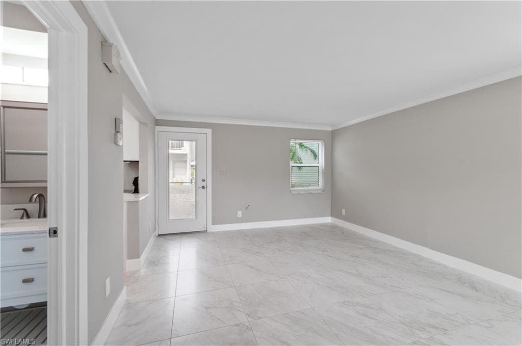 611 12th Ave S 611, Naples, FL 34102-5