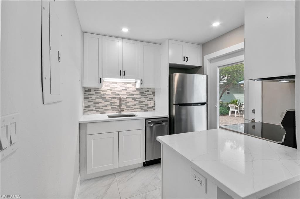 611 12th Ave S 611, Naples, FL 34102-6