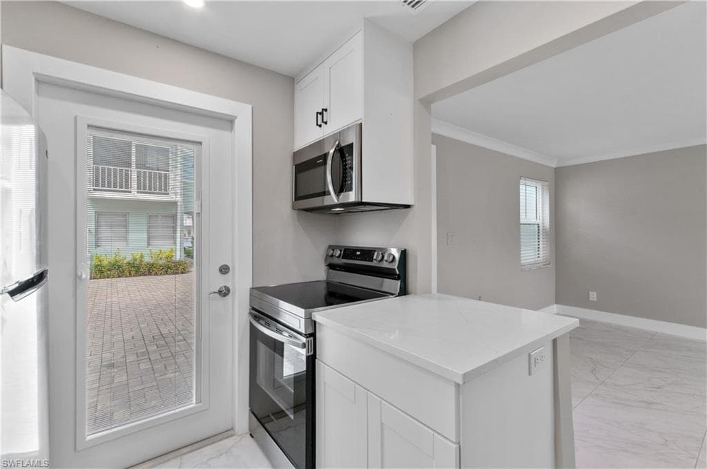 611 12th Ave S 611, Naples, FL 34102-7