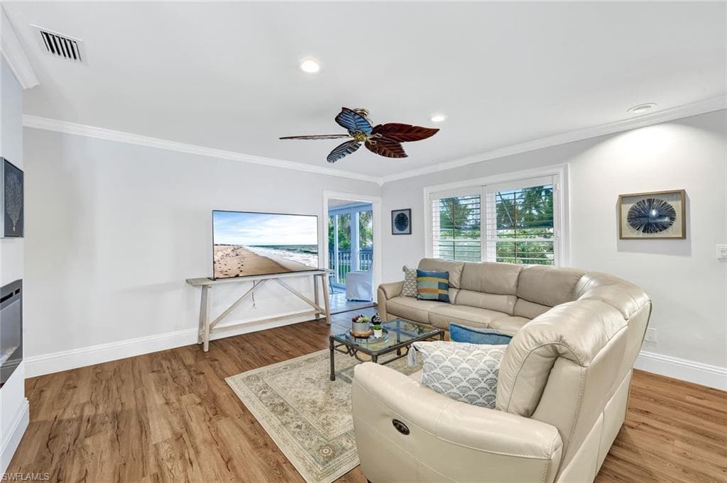 541 Club Side Dr, Naples, FL 34110-9