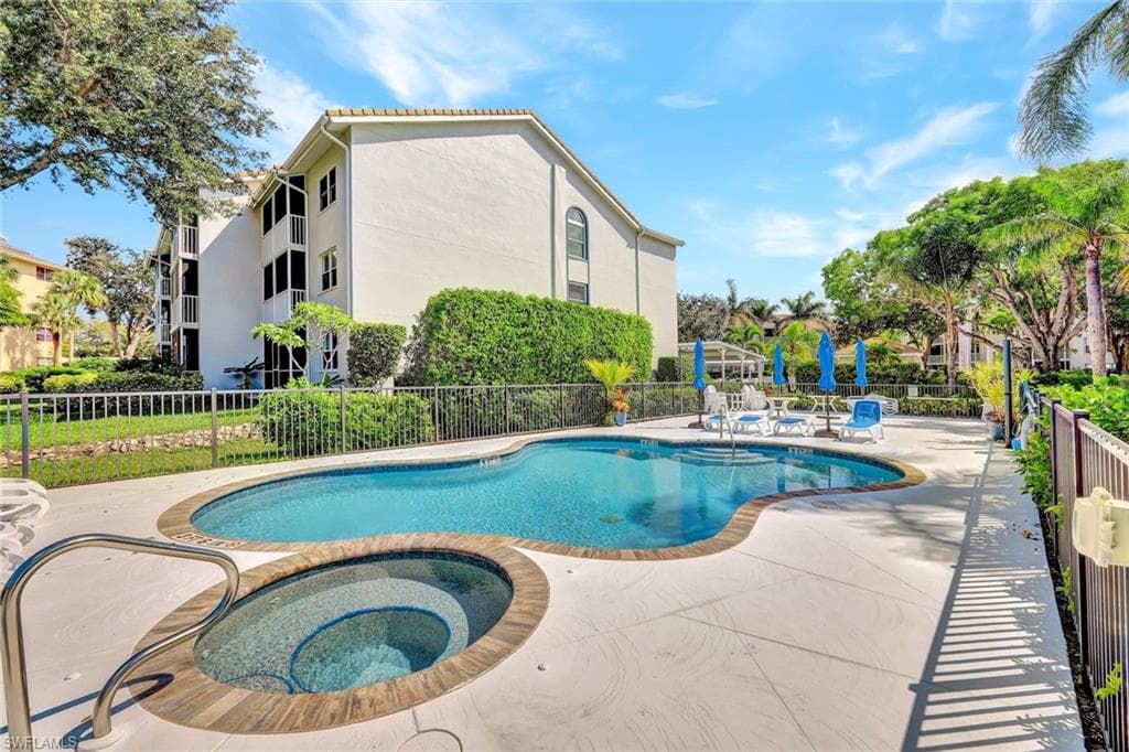 541 Club Side Dr, Naples, FL 34110-29