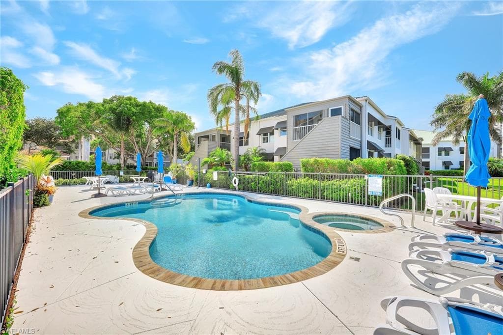 541 Club Side Dr, Naples, FL 34110-30