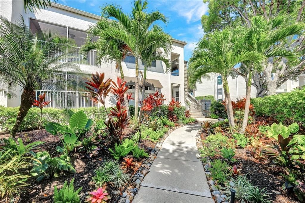 541 Club Side Dr, Naples, FL 34110-2