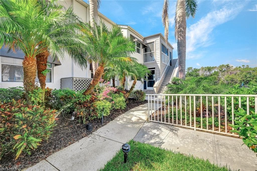 541 Club Side Dr, Naples, FL 34110-4