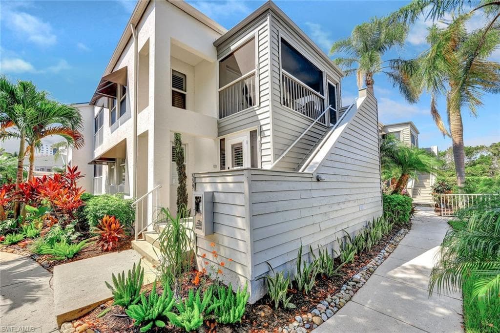 541 Club Side Dr, Naples, FL 34110-5