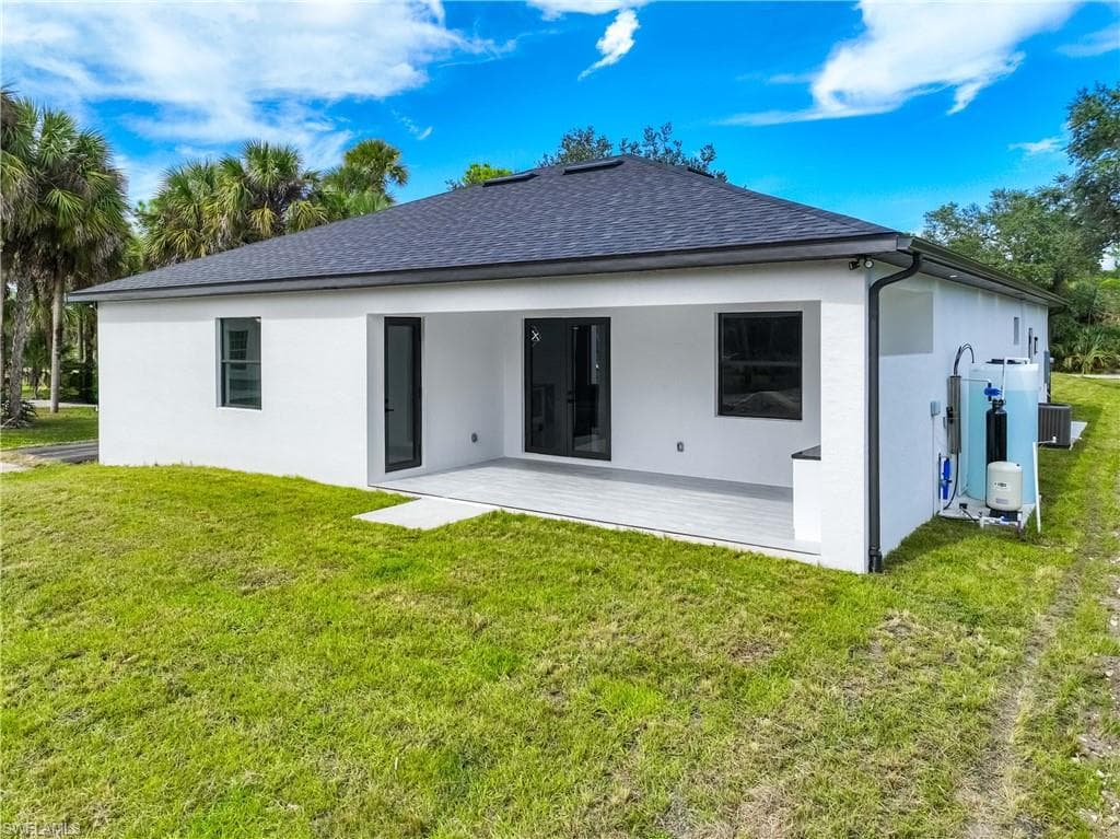 2744 8th Ave NE, Naples, FL 34120-39