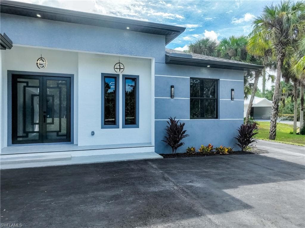 2744 8th Ave NE, Naples, FL 34120-7