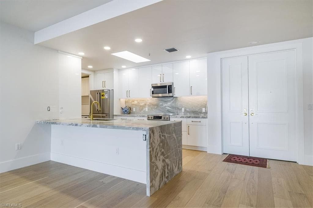 780 5th Ave S 305, Naples, FL 34102-2