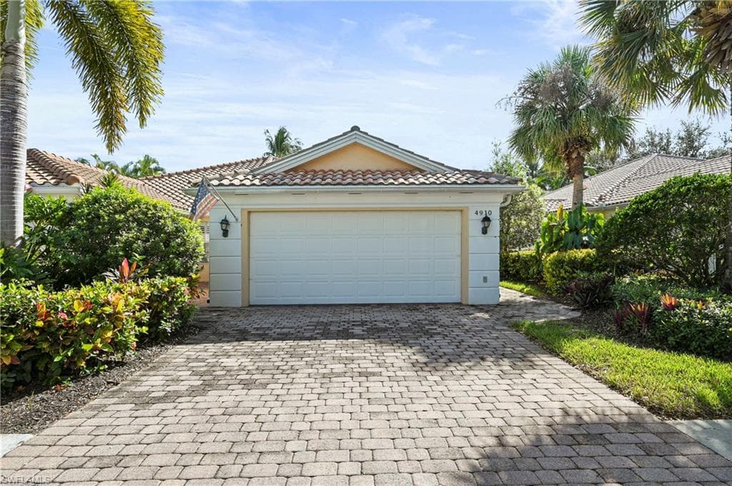 4910 Kingston Way, Naples, FL 34119-1