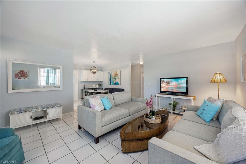 111 7th St, Naples, FL 34113-9