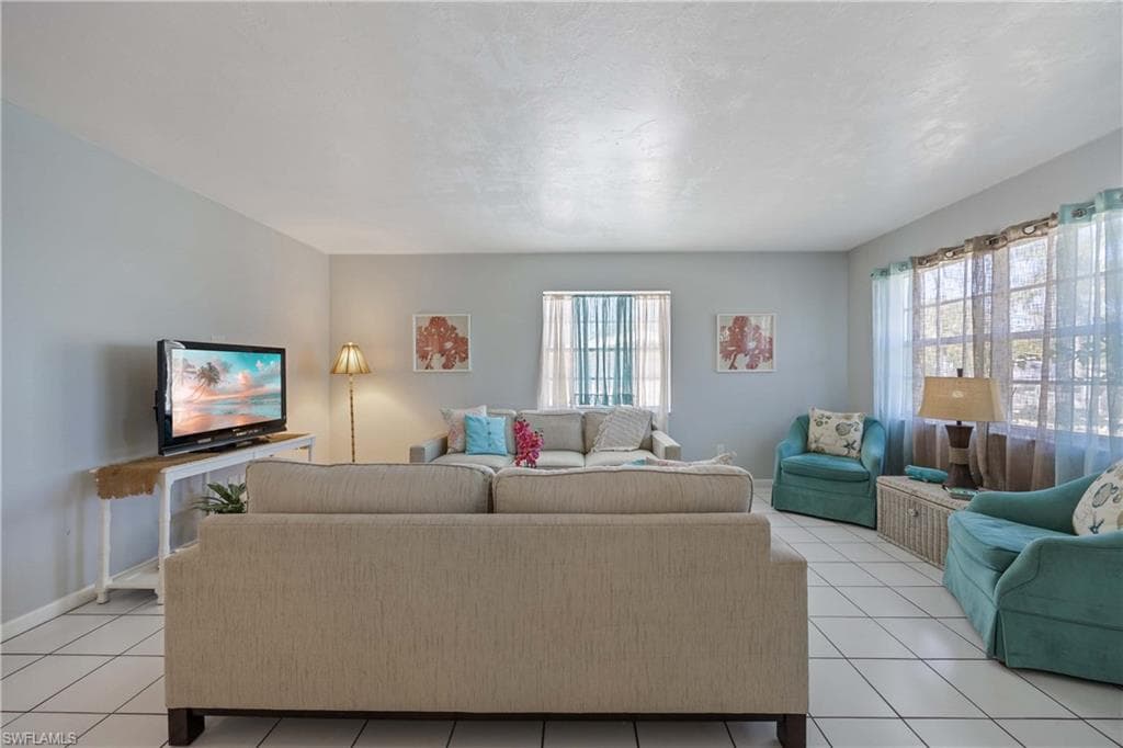 111 7th St, Naples, FL 34113-10