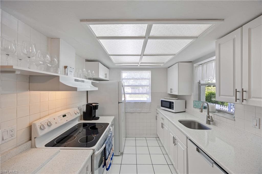 111 7th St, Naples, FL 34113-11