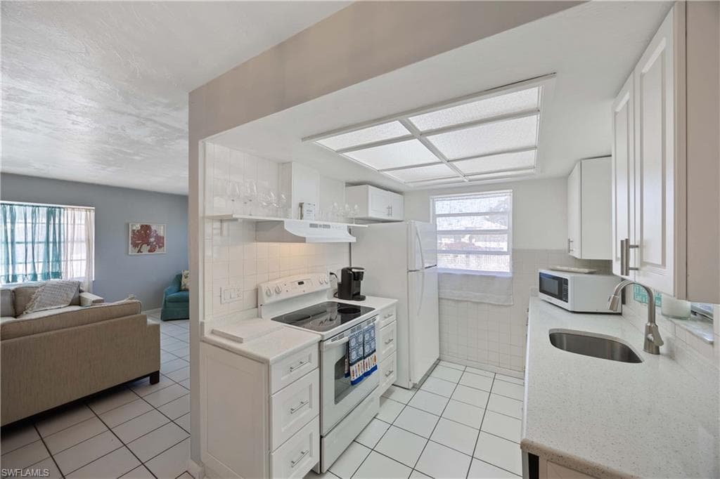 111 7th St, Naples, FL 34113-12