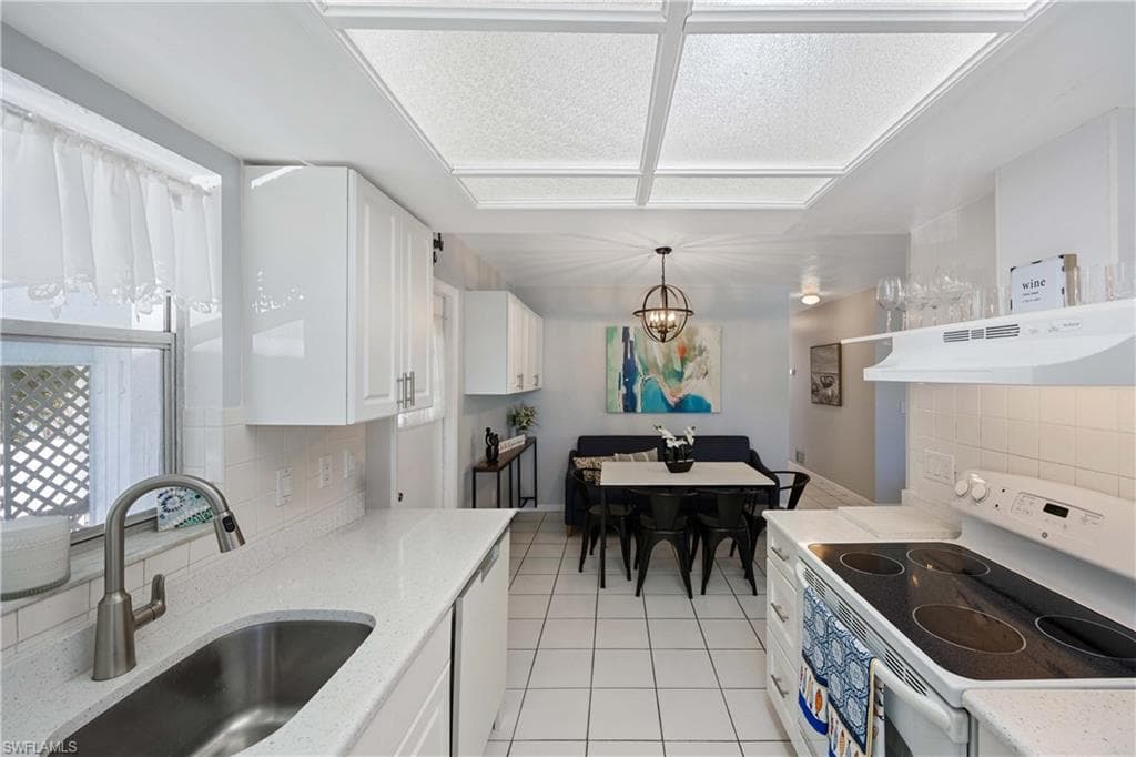 111 7th St, Naples, FL 34113-13