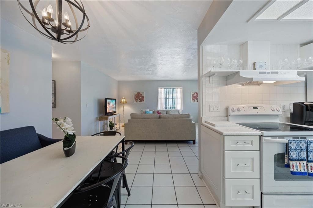 111 7th St, Naples, FL 34113-14