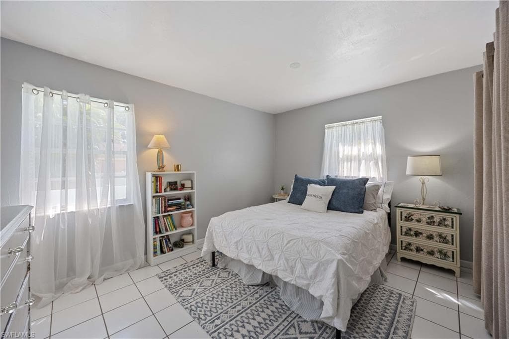 111 7th St, Naples, FL 34113-16