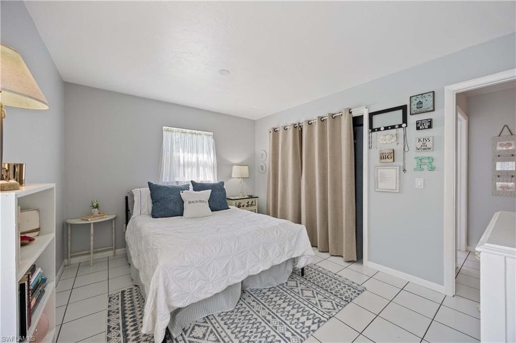 111 7th St, Naples, FL 34113-17