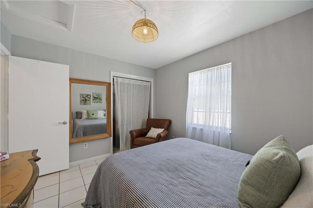 111 7th St, Naples, FL 34113-23