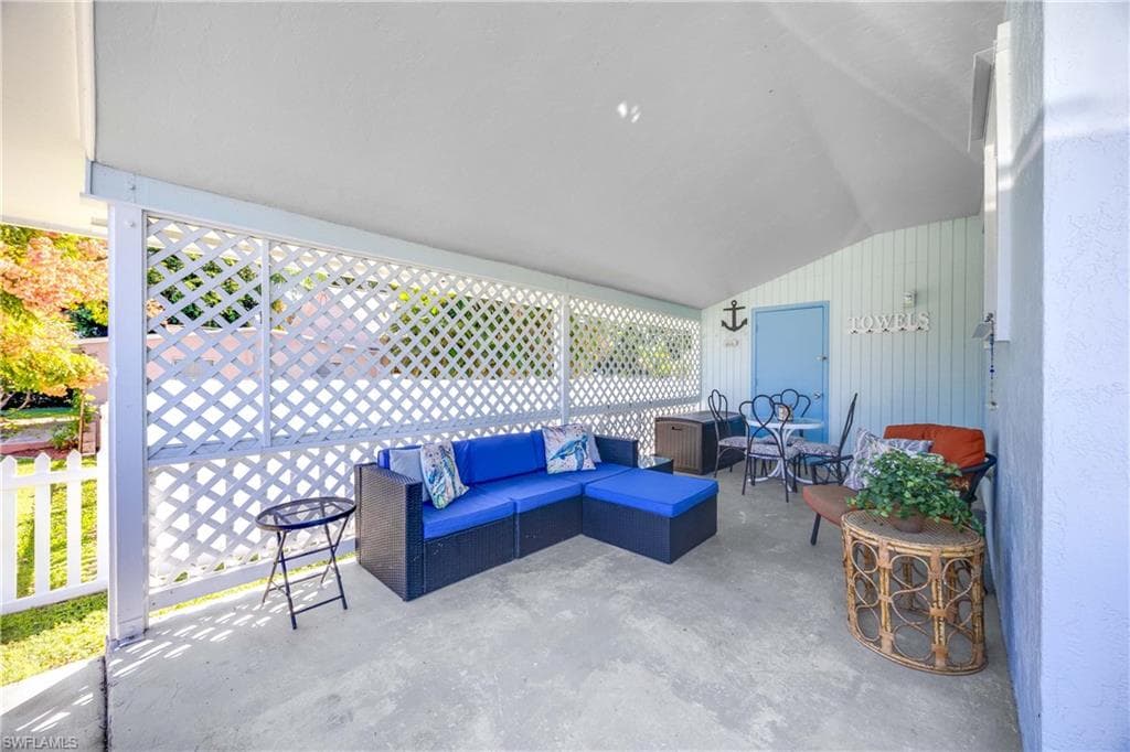 111 7th St, Naples, FL 34113-25