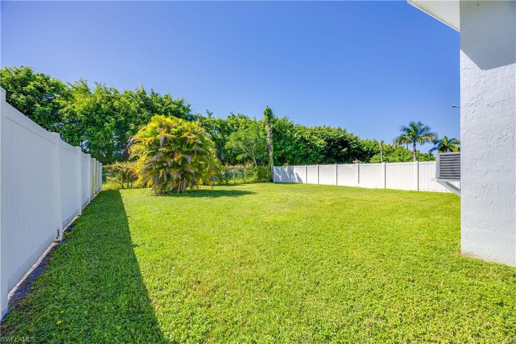 111 7th St, Naples, FL 34113-27