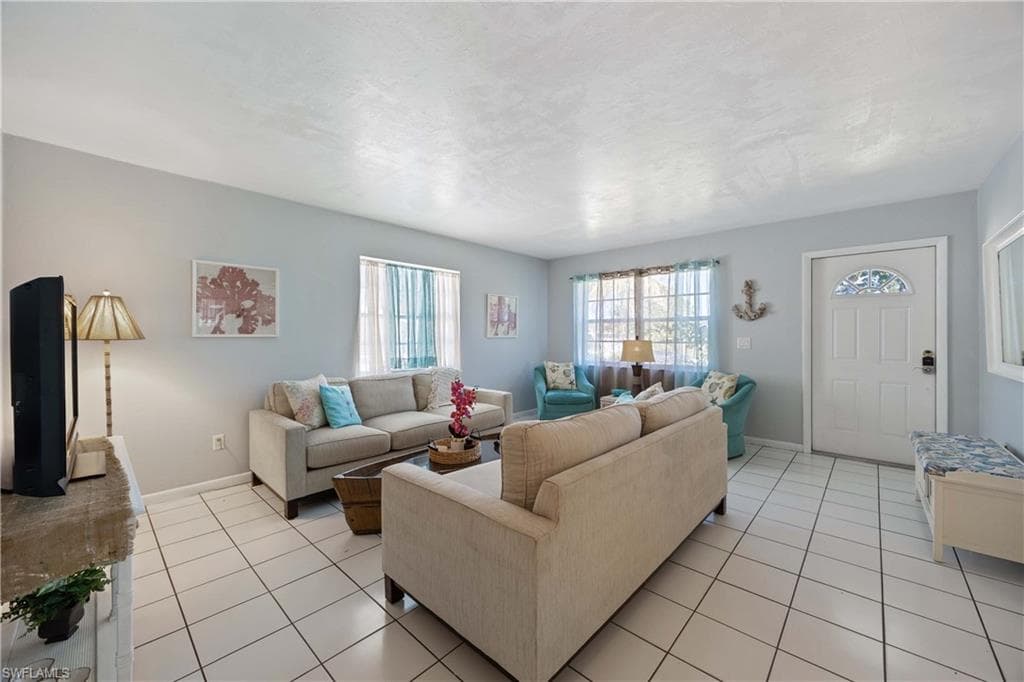 111 7th St, Naples, FL 34113-5