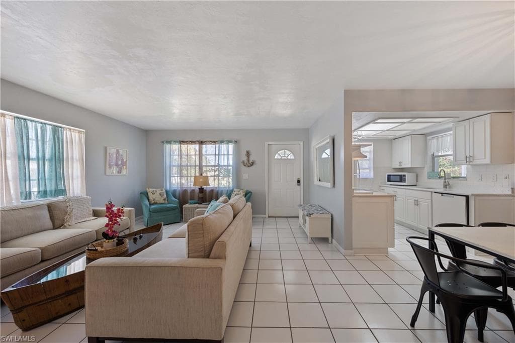 111 7th St, Naples, FL 34113-7