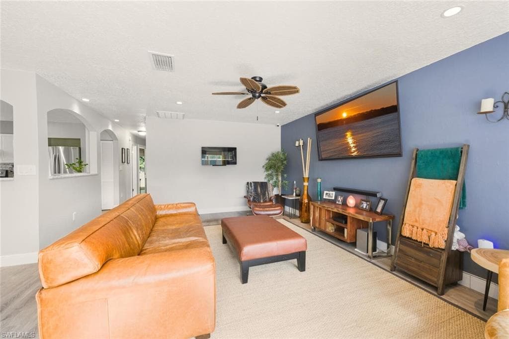 809 101st Ave N, Naples, FL 34108-8