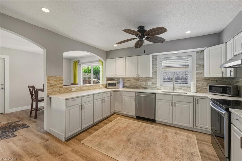 809 101st Ave N, Naples, FL 34108-16