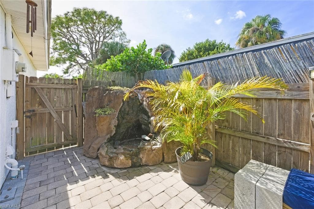 809 101st Ave N, Naples, FL 34108-31