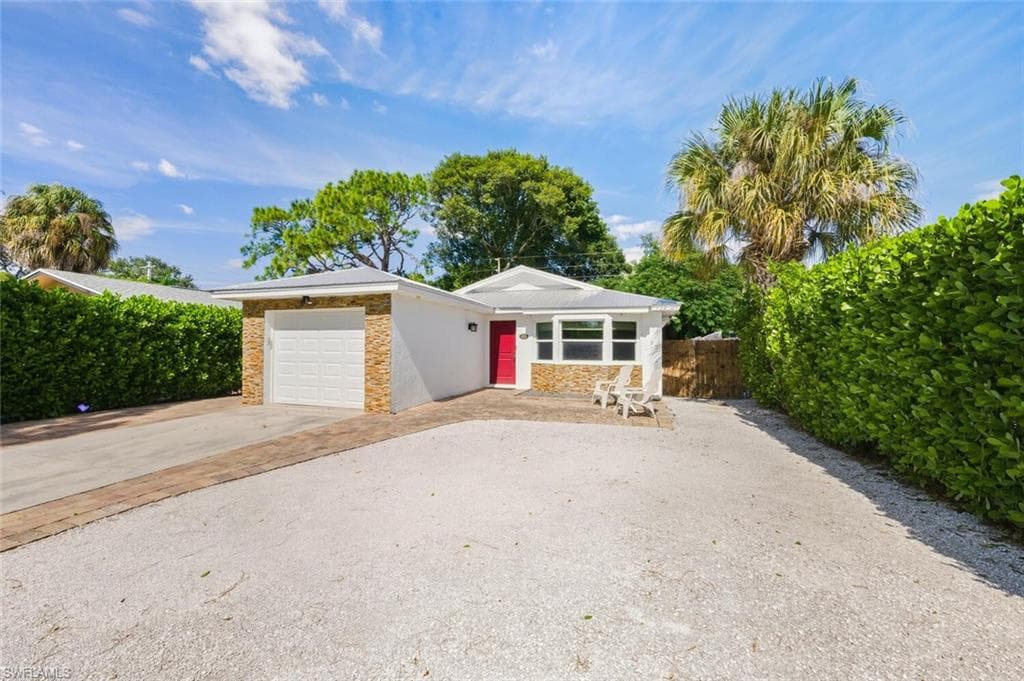 809 101st Ave N, Naples, FL 34108-3