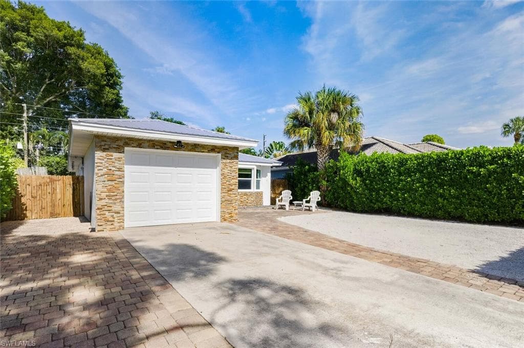 809 101st Ave N, Naples, FL 34108-5