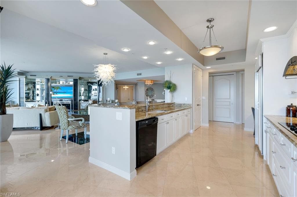 700 La Peninsula Blvd 305, Naples, FL 34113-11