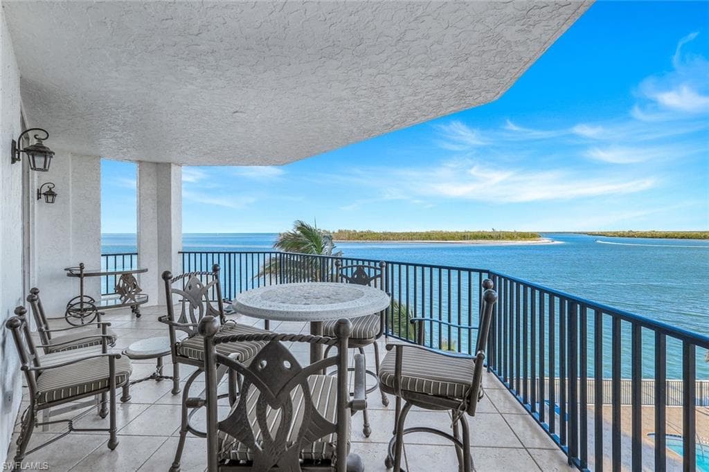 700 La Peninsula Blvd 305, Naples, FL 34113-17