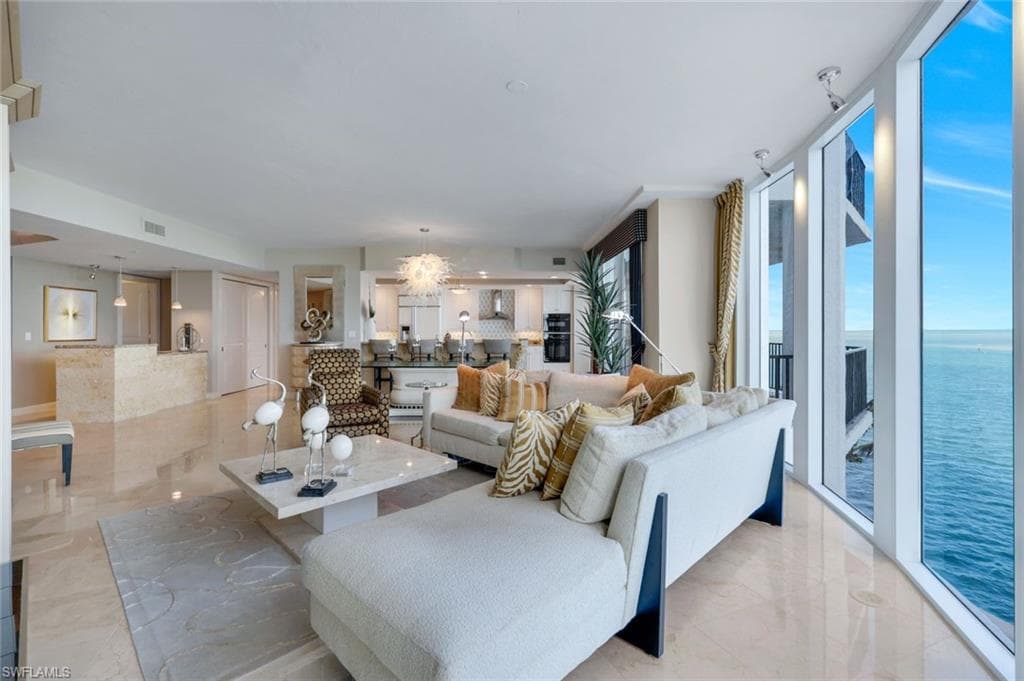 700 La Peninsula Blvd 305, Naples, FL 34113-3