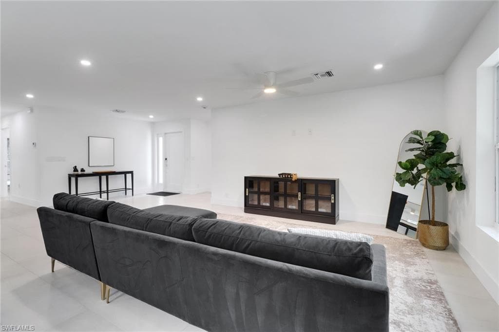 272 Yorkshire Ct 11, Naples, FL 34112-9