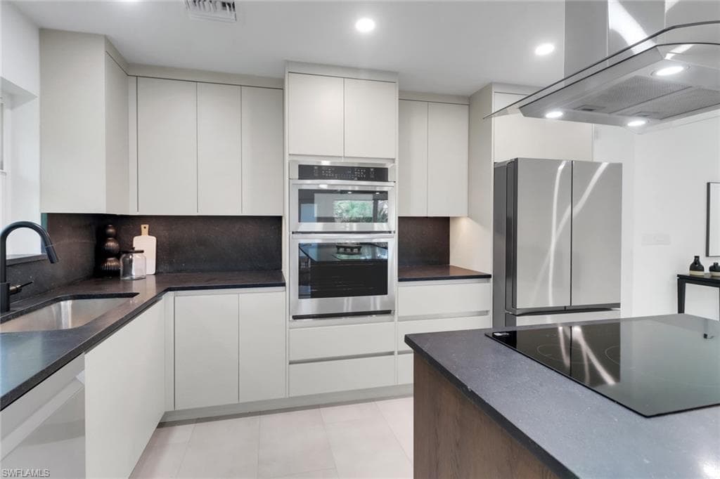 272 Yorkshire Ct 11, Naples, FL 34112-7