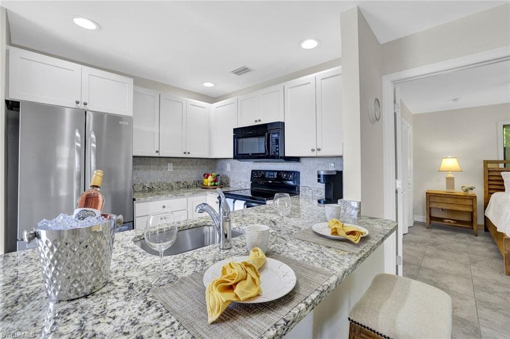 655 8th Ave S 6, Naples, FL 34102-8