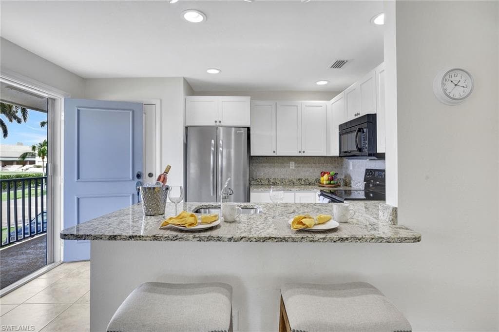 655 8th Ave S 6, Naples, FL 34102-10