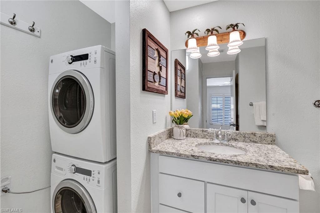 655 8th Ave S 6, Naples, FL 34102-16