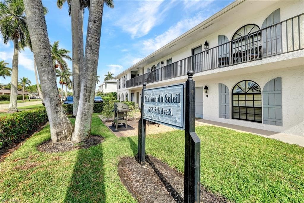 655 8th Ave S 6, Naples, FL 34102-17