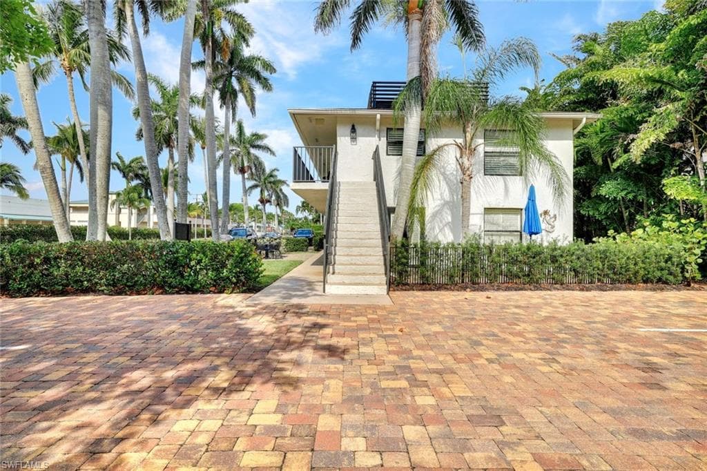 655 8th Ave S 6, Naples, FL 34102-18