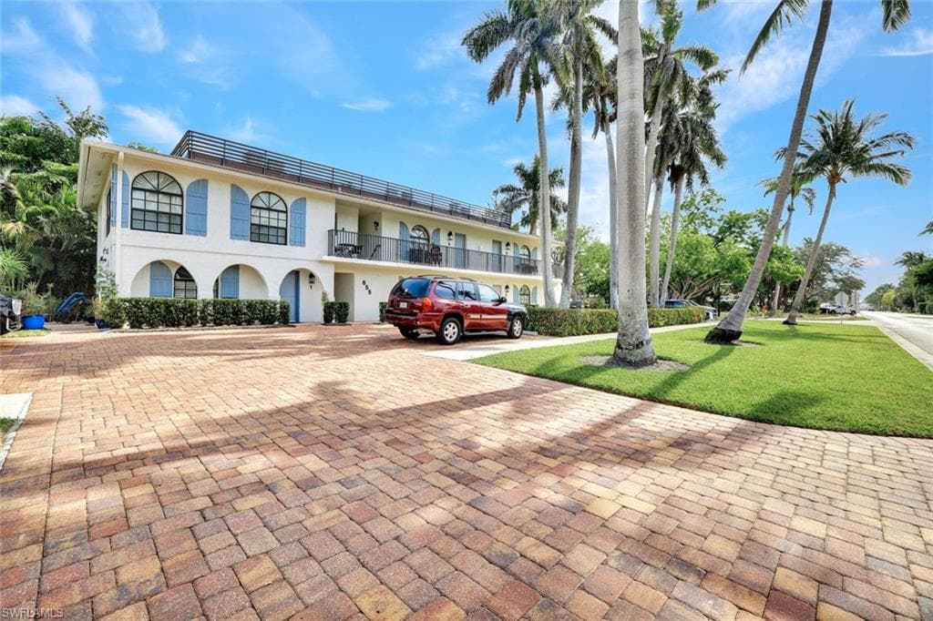 655 8th Ave S 6, Naples, FL 34102-2
