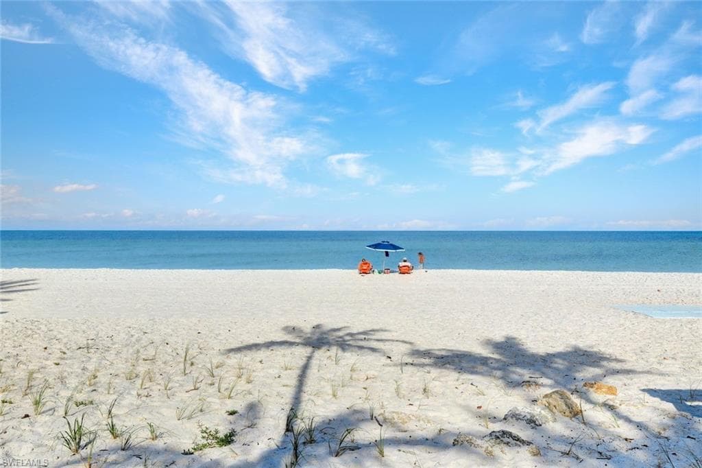 655 8th Ave S 6, Naples, FL 34102-5