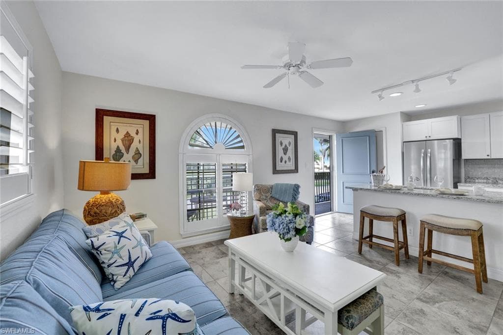 655 8th Ave S 6, Naples, FL 34102-7