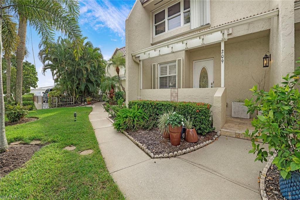 800 River Point Dr 209, Naples, FL 34102-4