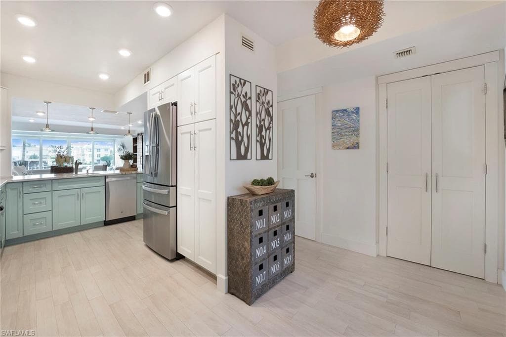 800 River Point Dr 209, Naples, FL 34102-6